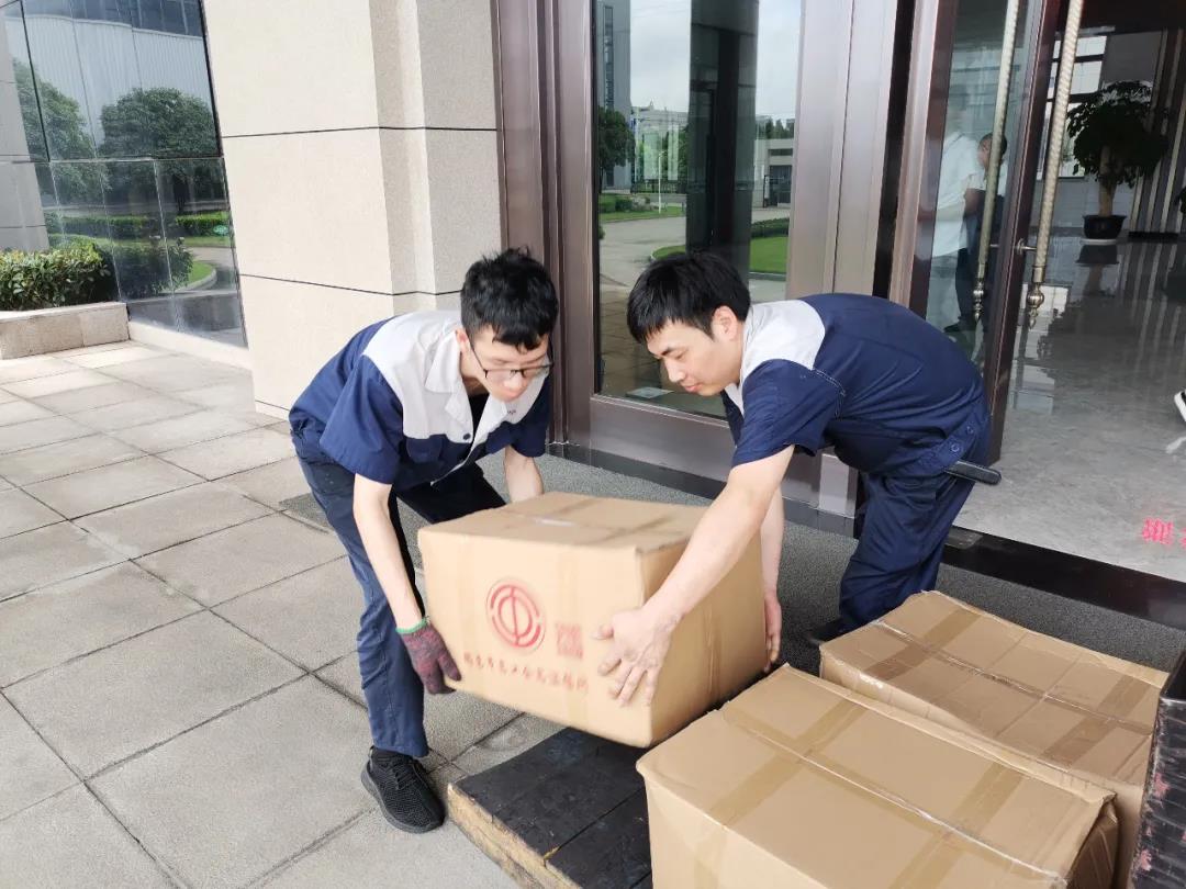 “夏日送清凉”，8868体育手机版登录入口向生产一线员工分发市总工会夏日慰问品